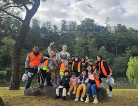 2024 . 10. 26. (토)엄마아빠와 함께하는 클린예천 쓰담달리기9월에는 도시복생가를! 10월에는 도효자마당! 에서 클린예천 쓰담달리기 활동을 했습니다.엄마, 아빠 손을 잡고! 도효자마당에서 쓰레기를 주었답니다~ 먹다남은 커피잔, 캔, 담배꽁초등 우리친구들이 모두모두 주어담아깨끗한 도효자공원이 되었답니다! 누가누가 쓰레기를 많이줍나 대결이라도 하듯이서로서로 쓰레기를 줍는 아이들의 모습이 너무너무 귀여운거같아요! 함께 참여 해 주신 호명가족봉사단 가족여러분 감사합니다.   