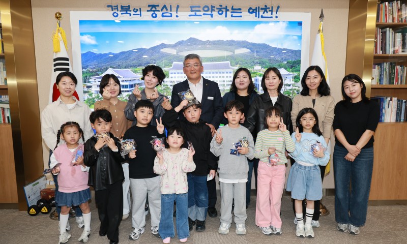 ♥호명가족봉사단, 산불 피해 이웃 돕기 위해 특별모금 100만 원 전달♥따뜻한 마음이 모여 희망의 불씨가 됩니다예천군자원봉사센터 소속 호명가족봉사단이 산불 피해로 어려움을 겪고 있는 이웃들을 돕기 위해 특별모금 활동을 펼쳐 100만 원을 예천군에 전달했습니다.가족이 함께하는 나눔 실천의 모범이 되어온 호명가족봉사단은 이번 모금 활동을 통해 “작은 정성이 큰 힘이 되길 바란다”는 마음을 전하며, 피해 지역 주민들에게 용기와 희망을 보냈습니다.정성과 사랑이 담긴 이 소중한 기부금은 피해 복구와 주민 지원을 위해 뜻깊게 사용될 예정입니다.응원의 마음을 행동으로 보여준 호명가족봉사단 여러분께 깊은 감사의 말씀을 드리며, 호명가족봉사단의 따뜻한 나눔이 지역사회에 큰 감동을 주고 있습니다.
 