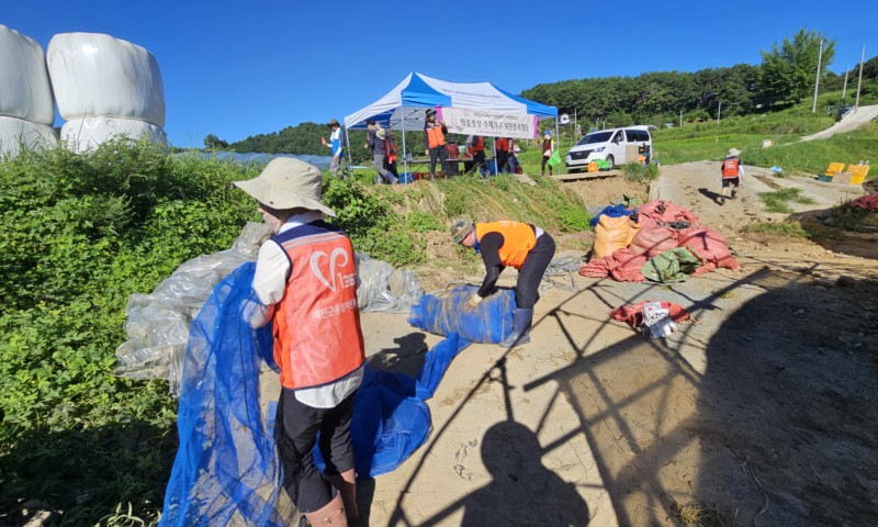  함께하는 예천군민의 힘!산청군민의 아픈 상처를 보듬고온 자원봉사자 여러분이 진정 예천의 힘이였습니다.너무 수고 많으셨습니다.폭염이 계속 되는 여름 건강관리 유의하시고,이 여름을 잘 이겨 나가시기를 기원합니다.자원봉사와 함께하는 여러분들이 진정 예천의 희망입니다.감사합니다.예천군자원봉사센터 센터장 김종현 드림.  