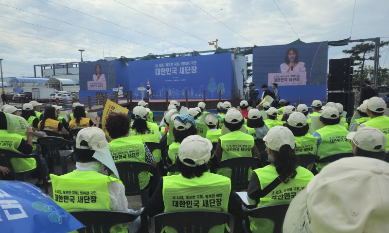 '우리 동네부터 깨끗하게!' 대한민국 새단장 결의대회 행사 참가*일시:2025.9.22.(월) 14:00~15:30*장소:궁평항광장 일대(경기도 화성시)*내용:대한민국 새단장 결의대회 및 궁평항 및 인근 해안가 쓰레기 수거활동오는 추석과 10월 말 경주에서 열리는 APEC 정상회의를 앞두고, 정부는 9월 22일부터 10월 1일 까지를'대한민국 새단장 주간'으로 정했습니다.이번 기간은 우리 모두가 힘을 모아 더 깨끗하고 품격 있는 대한민국을 만들어가자는 뜻을 담고 있습니다.우리 예천은 이미 클린예천운동을 꾸준히 펼쳐오며 쾌적한 환경 조성에 앞장서 왔습니다.하지만 여전히 거리 곳곳에서 눈에 띄는 담배꽁초와 무심히 버려진 쓰레기는 아쉬운 현실입니다.버리는 사람 따로, 줍는 사람 따로인 상황이 반복되고 있지만, 그렇다고 우리가 포기 할 수는 없지 않습니까?깨끗한 거리는 곧 우리 모두의 얼굴이자, 예천을 찾는 손님들에게 비치는 예천의 자부심 입니다.이번 새단장 주간을 계기로, 다시 한번 우리 스스로가 작은 습관부터 바꾸고 서로가 힘을 모은다면 누구나 걷고 싶은 거리, 머물고 싶은 예천을 만들어갈 수 있을 것입니다.'내 집 앞, 내 가게 앞은 내가 먼저'라는 마음으로 함께 참여해 주신다면,더 깨끗한 예천, 더 자랑스러운 대한민국을 만드는 데 큰 힘이 될 것이라 확신합니다. 