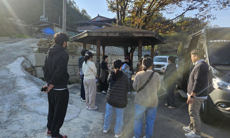  완내스 청년 기획단과 함께하는 완.내.스 예천 한바퀴 볼런투어일시 : 11/4(화) ~ 5(수) 1박2일장소 : 생텀(대표 김민성), 로앤팜 마늘농가(대표 황성희), 장수식품(대표 박명희), 고추농가 지아팜(대표 김지아)내용 : 예천 청년마을 '생텀라운지'에서 오리엔테이션을 시작으로, '로앤팜' 마늘농가에서 일손돕기를 하고 저녁에는 '장수식품'에서 열린 따뜻한 팜파티로 첫날을 마무리 하고, 둘째 날에는 회룡포를 거닐며 '예천과 함께 호흡하는 여행'을 통해 예천 서포터즈의 마음으로 현장을 기록하고 개인 SNS와 블로그로 예천의 풍경과 만남을 소개했습니다. 특히, '지아팜'과 '예천미래청년농업인회(회장 박기석)'과 함께한 청년교류 프로그램 '로컬 톡톡'에서는 도시와 지역의 청년들이 삶과 일, 미래를 두고 진솔한 대화를 나누며 서로의 거리를 좁혔습니다. 예천 곳곳을 걸으며 예천의 매력을 느끼고, 작은 손길을 모아 나눔을 실천하고, 짧은 여행이였지만 서로의 이야기를 듣고 마음을 보태며, 예천과 자연스레 '관계'를 맺는 계기가 되었습니다.  