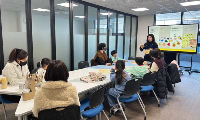 
&nbsp;일시 : 2026년 2월 25일 오후1시&nbsp;장소 : 복합커뮤니티센터 3층 동아리방&nbsp;참여단체 : 호명읍거점센터&nbsp;활동내용 : 2026년 운영 계획을 논의하는 회의를 진행했습니다. 이번 회의에서는 올해 활동의 방향과 추진 방법을 함께 정리하고, 향후 제작·판매를 준비 중인 밀랍랩을 직접 만들어보며 샘플 제작(시제품 테스트)&nbsp; &nbsp; &nbsp; &nbsp; &nbsp; &nbsp; &nbsp;시간을 가졌습니다. 특히 아이들과 함께하는 활동으로 진행되어, 재료를 만지고 완성해가는 과정에 즐겁게 집중하는 모습이 인상적이었습니다. 참여하는 모습을 지켜보며 활동의 의미와&nbsp;&nbsp; &nbsp; &nbsp; &nbsp; &nbsp; &nbsp; &nbsp;가능성을 다시 한 번 느낄 수 있어 더욱 뿌듯한 시간이었습니다.
&nbsp; &nbsp; &nbsp; &nbsp; &nbsp; &nbsp; &nbsp;이날 샘플링한 밀랍랩은 각자 가져가 직접 사용해본 뒤, 다음 모임에서 사용 후기와 개선점을 나누며 더 좋은 결과물로 발전시켜 나가기로 했습니다.






  
    
      
      
        
          
            
              
                
              
            
          
        
      

      
      &nbsp;

      
      
        
          
            
              
                
              
            
          
        
      
    

    
    &nbsp;

    
      
        
          
            
          
        
      

      &nbsp;

      
        
          
            
          
        
      
    

    &nbsp;

    
      
        
          
            
          
        
      

      &nbsp;

      
        
          
            
          
        
      
    
  



