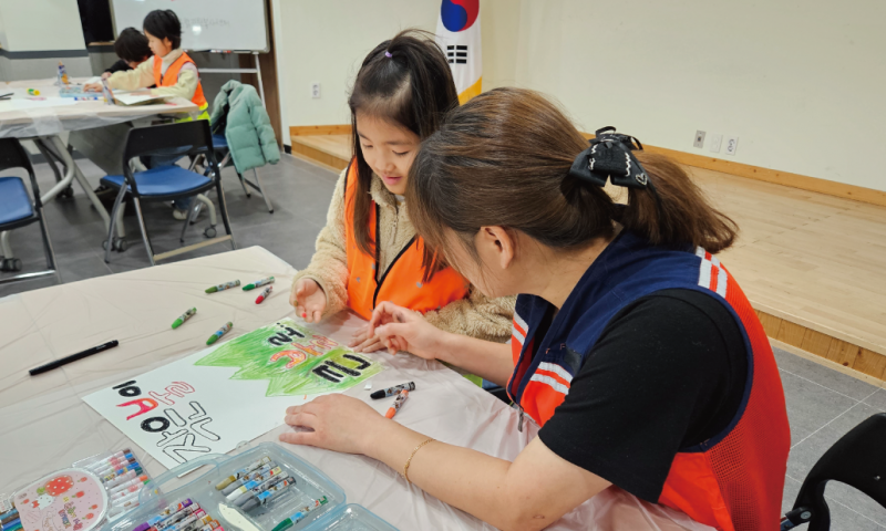 &nbsp;일시 : 2026년 2월 22일 오전 10시&nbsp;장소 : 예천읍내 일대&nbsp;참여단체 : 다꿈 가족봉사단, 도시복 가족봉사단&nbsp;행사 내용 : 다꿈 가족봉사단과 도시복 가족봉사단은&nbsp;직접 제작한 산불예방 포스터와 피켓을 들고 예천읍내 일대를 순회하며 산불조심 캠페인을 진행하였습니다. 아이들과 가족들이 함께 준비한 포스&nbsp; &nbsp; &nbsp; &nbsp; &nbsp; &nbsp; &nbsp; &nbsp; &nbsp; &nbsp; &nbsp; &nbsp; &nbsp; &nbsp; &nbsp; &nbsp; 터에는 산불 예방에 대한 진심 어린 메시지가 담겨 있었습니다.
&nbsp; &nbsp; &nbsp; &nbsp; &nbsp; &nbsp; &nbsp; &nbsp; &nbsp; “산불조심” 구호를 외치며 지역 주민들에게 산불 예방의 중요성을 알렸습니다.&nbsp; &nbsp; &nbsp; &nbsp; &nbsp; &nbsp; &nbsp; &nbsp; &nbsp; 특히 시장을 찾은 어르신들께서도 발걸음을 멈추고 따뜻하게 호응해 주셔서, 세대가 함께 공감하는 의미 있는 시간이 되었습니다.
&nbsp; &nbsp; &nbsp; &nbsp; &nbsp; &nbsp; &nbsp; &nbsp; &nbsp; 작은 실천이 모여 지역사회를 지키는 힘이 된다는 것을 다시 한 번 확인한 뜻깊은 활동이었습니다.

  
    
      
    
    
      
    
  
  
    
      
    
    
      
    
  
