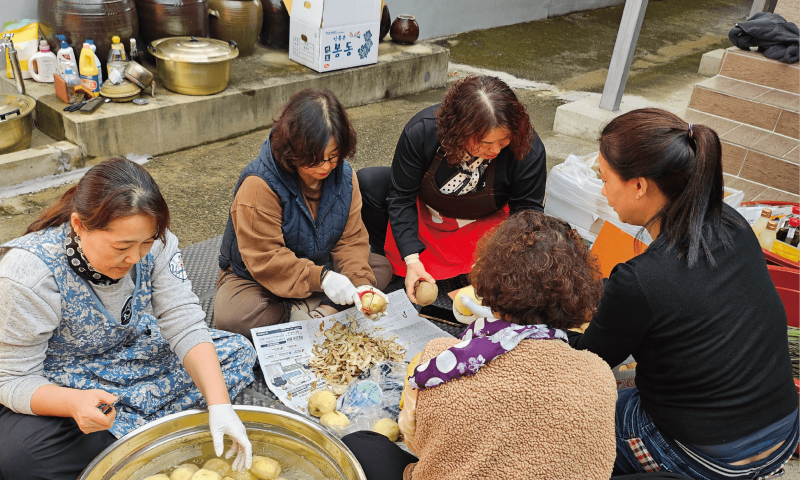 
&nbsp;일시 : 2026년 3월 3일 10:00 ~4일 배달 완료시&nbsp;장소 : 예천읍 흑응로 92&nbsp;활동단체 : 예천읍생활개선회&nbsp;활동내용 : 3월3일, 예천읍생활개선회 회원들의 따뜻한 손길이 모였습니다. 이날 회원들은 경북장애인복지관과 연계하여 지역 내 저소득 장애인 15가구에 전달할 밑반찬을 준비하는 나눔 활동을 진행했습니다.
회원들은 이른 시간부터 모여 재료를 손질하고 정성껏 음식을 만들며 분주한 시간을 보냈습니다. 서로 역할을 나누어 반찬을 준비하는 모습 속에는 이웃을 생각하는 따뜻한 마음이 자연스럽게 담겨 있었습니다.
정성껏 준비된 밑반찬은 회원들이 직접 각 가정을 방문해 전달했습니다. 반찬을 건네며 안부를 묻고 짧은 이야기를 나누는 시간은 단순한 전달을 넘어 서로의 마음을 나누는 소중한 시간이 되었습니다.
작은 정성이 지역 이웃들에게 따뜻한 위로가 되기를 바라며, 앞으로도 지역사회와 함께하는 나눔 활동을 지속적으로 이어갈 예정입니다.



  
    
      
    
    
      
    
  

  
    
      
    
    
      
    
  

  
    
      
    
    
      
    
  
