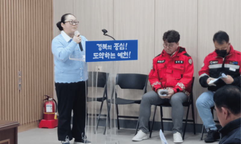 
&nbsp;일시 : 2026.03.05 16:50&nbsp;장소 : 예천읍 행정복지센터&nbsp;참여단체 : 예쁜천사교육리더(한아름선생님)&nbsp;활동내용 : 예천읍 행정복지센터에서 예천읍 이장님들을 대상으로 자원봉사 교육이 진행되었습니다. 이번 교육에서는 자원봉사의 의미를 새롭게 설명하기보다는, 평소 마을을 위해 애써 주시는 이장님들의 행동 자체가 이미 지역사회를 위한 소중한 봉사라는 점을 함께 나누는 시간을 가졌습니다. 또한 이장님들의 역할이 지역 공동체에 얼마나 중요한지에 대해 이야기하며 감사의 마음을 전하고, 앞으로 지역에서 자원봉사와 나눔을 어떻게 더 잘 이어갈 수 있을지 함께 생각해 보는 뜻깊은 시간을 가졌습니다.



  
    
      
    
    
      
    
  
  
    
      
    
    
      
    
  
