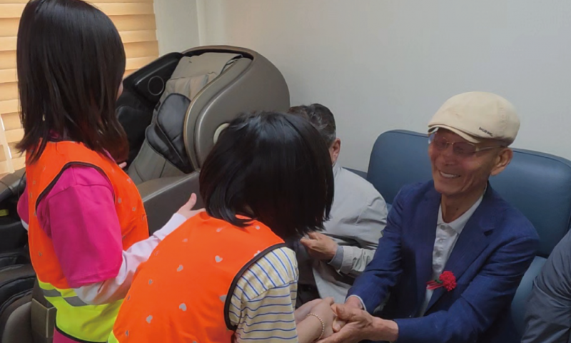 
&nbsp;일시 : 2026년 4월 25일 토요일 오전10시~오후15시&nbsp;장소 : 호반1차 경로당, 예천 백전1리 경로당&nbsp;참여단체 : 다꿈가족봉사단, 도시복가족봉사단&nbsp;활동내용 : 4월 25일(토), 다꿈가족봉사단과 도시복가족봉사단이 참여한 카네이션 나눔 봉사활동이 진행되었습니다.
오전 10시에는 다꿈가족봉사단이 호반1차 경로당을 방문하였으며, 오후 2시에는 도시복가족봉사단이 백전1리 경로당을 찾아 손뜨개 나누미 봉사단이 정성껏 제작한 카네이션을 어르신들께 직접 달아드리는 시간을 가졌습니다. 이번 활동은 어버이날을 맞아 어르신들께 감사와 존경의 마음을 전하기 위해 마련되었으며, 봉사자들은 한 분 한 분께 카네이션을 달아드리며 따뜻한 인사를 나누었습니다. 특히 함께한 아이들의 밝고 순수한 에너지가 더해져 어르신들께 큰 웃음과 기쁨을 전할 수 있었습니다. 짧은 시간이었지만 서로의 마음을 나누며 세대 간 정을 느낄 수 있었던 뜻깊은 시간이었으며, 앞으로도 지역과 함께하는 나눔 활동을 지속적으로 이어갈 예정입니다. 함께해주신 모든 봉사자분들께 감사드립니다.



  
    
      
        
      
      
        
      
    
    
      
        
      
      
        
      
    
    
      
        
      
      
        
      
    
  
