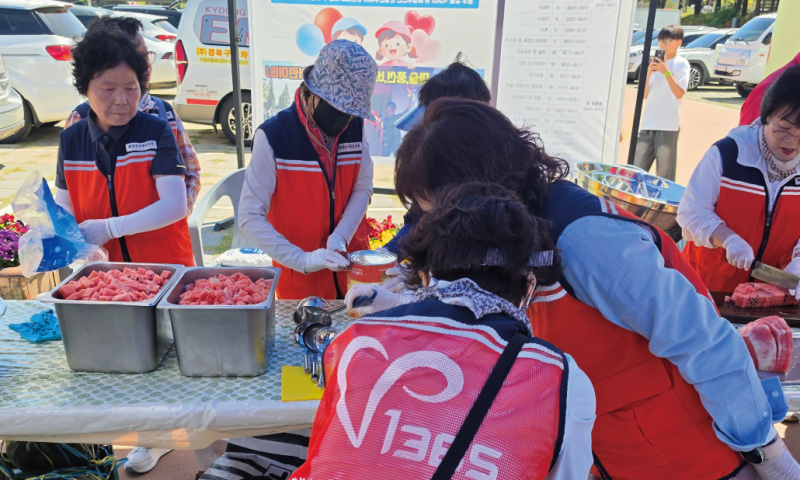 
&nbsp;일시 : 5월 5일 9시~16시장소 : 예천읍 한천 일대내용 : 한천에서 진행된 어린이날 행사에 자원봉사자를 비롯해 여러 단체와 지역주민들이 함께해주셨습니다. 에어바운스에서 아이들의 안전을 지키고, 다양한 체험 부스를 운영하며 아이들을 위한 하루를 함께 만들어주셨습니다. 마을이 함께 움직여 아이들의 웃음을 만들어낸 하루였습니다. 더운 날씨 속에서도 각자의 자리에서 힘써주신 모든 분들께 진심으로 감사드립니다♥그리고, 모든 어린이들의 날을 축하합니다!!



  
    
      
    
    
      
    
  

  
    
      
    
    
      
    
  

  
    
      
    
    
      
    
  
