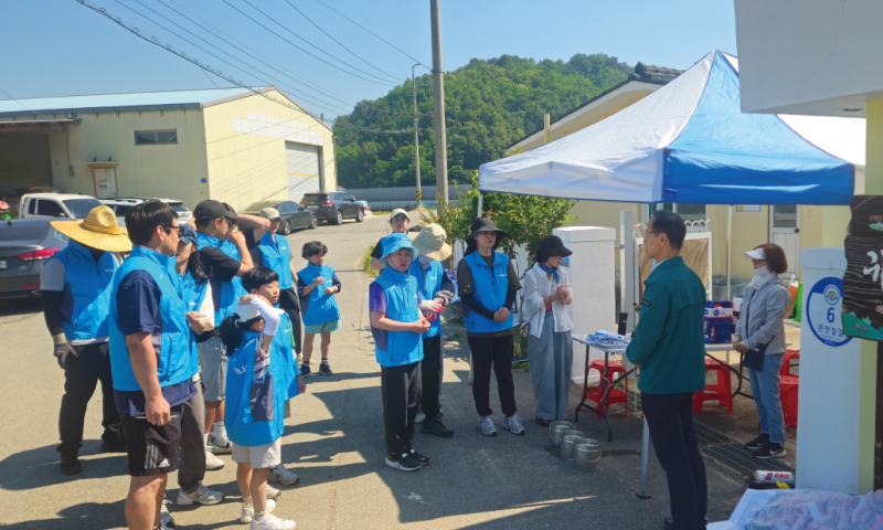 &nbsp;일&nbsp; 시 : 2026년 6월 13일 9시 30분&nbsp;장&nbsp; 소 : 예천군 용문면 귀농인의 집&nbsp;참여자 : 경북도청 빛나사 자원봉사단 30여명&nbsp;내&nbsp; 용 :&nbsp;경북도청 빛나사 자원봉사단은 6월 13일 예천군 귀농인의 집에서 벽화 그리기 자원봉사활동을 실시했습니다. 이번 활동은 노후화된 귀농인의 집 외부 벽면을 밝고 따뜻한 분위기의 공간으로 새롭게 조성하여 이용자들에게 쾌적한 환경을 제공하고, 지역사회에 활력을 더하기 위해 마련되었습니다. 이날 자원봉사단원들은 벽면 정비 작업을 시작으로 밑그림 작업과 채색을 진행하며 정성껏 벽화를 완성했습니다. 다양한 색채와 디자인이 어우러진 벽화는 건물 외관에 생기를 더하고, 귀농인의 집을 찾는 이용자들에게 보다 밝고 친근한 분위기를 선사할 것으로 기대됩니다. 무더운 날씨에도 불구하고 단원들은 서로 협력하며 활동에 참여했으며, 재능과 시간을 나누는 뜻깊은 시간을 가졌습니다. 예천군종합자원봉사센터는 앞으로도 지역의 생활환경 개선과 공동체 활성화를 위한 다양한 자원봉사활동이 지속될 수 있도록 적극 지원하겠습니다.&nbsp;지역사회를 위한 따뜻한 손길을 전해주신 경북도청 빛나사 자원봉사단 여러분께 감사드립니다.

    
        
            
        
        
            
        
    
    
        
            
        
        
            
        
    
    
        
            
        
        
            
        
    
