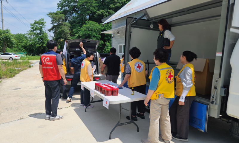 &nbsp;
&nbsp;일시 : 2026년 6월 1일 오전 10시&nbsp;장소 : 예천읍 새마을행복센터, 관내 400가구&nbsp;참여자 : 자원봉사자 30명&nbsp;활동내용 :&nbsp;자원봉사자들과 함께 만든 된장과 고추장을&nbsp;관내 취약계층에 전달했습니다.&nbsp;이번 활동은 장을 직접 담그는 것에서 시작해서&nbsp;시간을 들여 숙성시키고, 다시 함께 모여 나누는 과정까지&nbsp;모든 과정에 봉사자들의 정성이 담긴 의미 있는 활동이었습니다.&nbsp;예천에서 재배한 콩으로 만든 메주로 된장을 빚고,&nbsp;60일의 시간을 기다려 깊은 맛으로 완성했으며,&nbsp;예천산 고춧가루와 경북산 조청을 활용해 고추장도 함께 만들었습니다.이렇게 완성된 장은&nbsp;봉사자들의 따뜻한 마음과 함께&nbsp;관내 필요한 이웃들에게 전달되었습니다.&nbsp;함께 빚고, 함께 기다리며, 함께 나눈 이번 활동을 통해&nbsp;전통은 이어질 때 살아나고, 나눌 때 더 가치 있어짐을&nbsp;다시 한 번 느낄 수 있었습니다.&nbsp;예천의 맛을 이어가고, 이웃과 따뜻한 마음을 나누기 위해&nbsp;함께해주신 모든 자원봉사자분들께 진심으로 감사드립니다.



    
        
            
        
        
            
        
    
    
        
            
        
        
            
        
    
    
        
            
        
        
            
        
    
